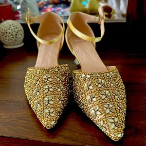 Brand new hand embroidered gold Indian wedding shoes, Punjabi jutti